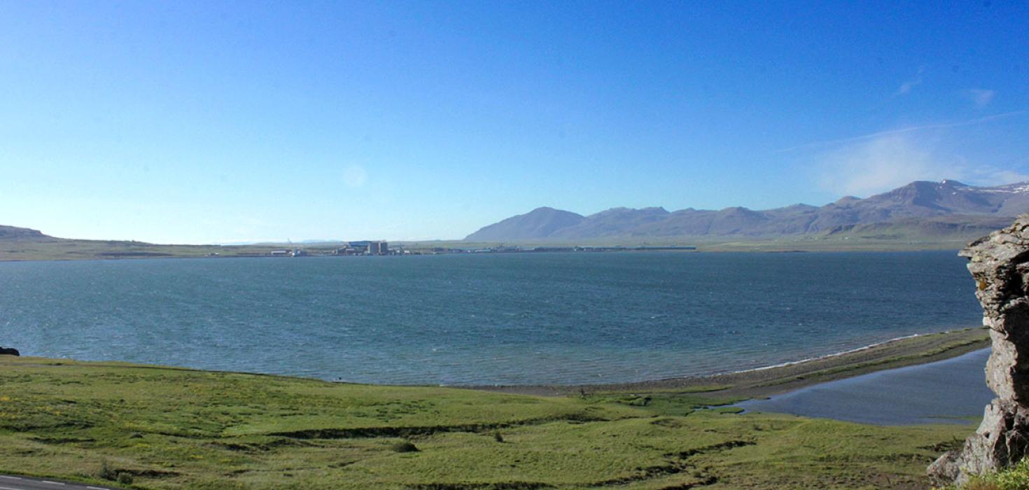 Útsýni yfir Hvalfjörð að Grundartanga séð úr hlíðinni ofan Hvalfjarðareyrar