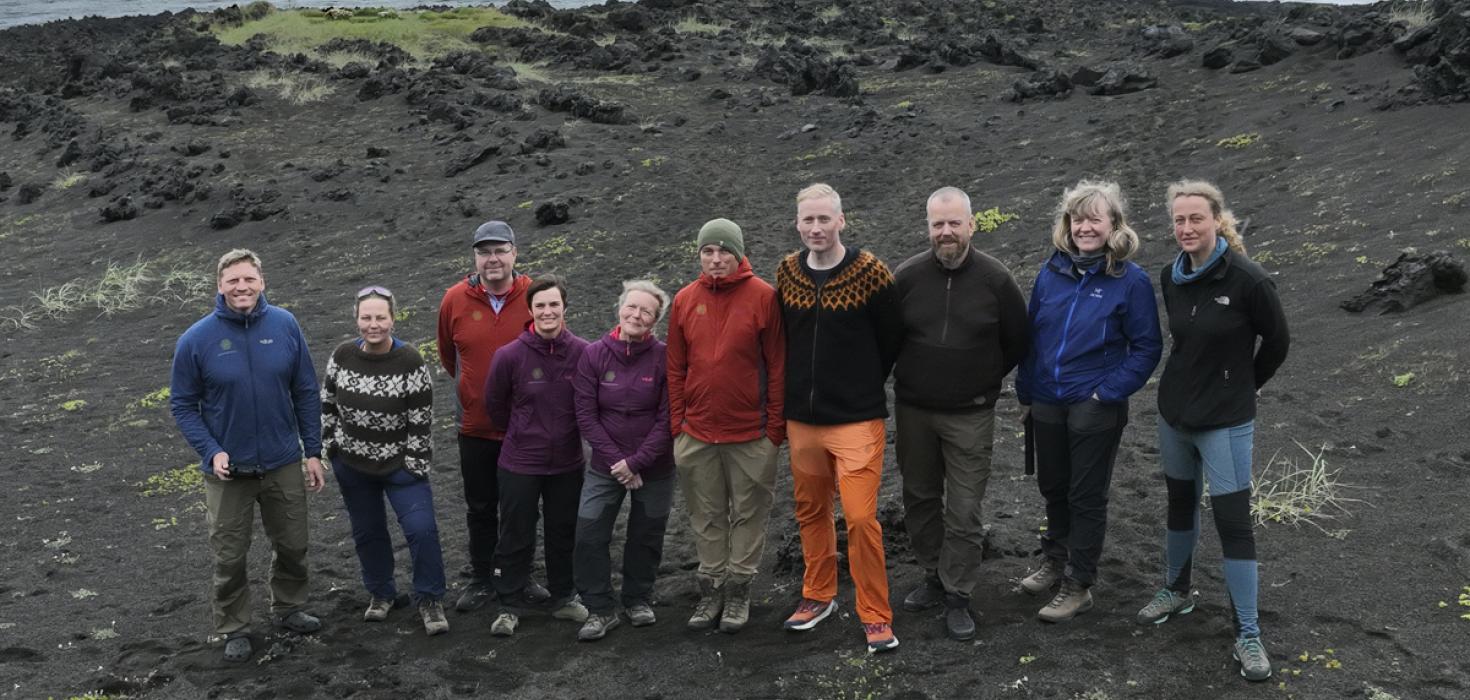 Þátttakendur í jarðfræðileiðangri til Surtseyjar 2025: Leiðangursfólk 2025. Frá vinstri: Birgir V. Óskarsson, Ragnheiður Björk Sigurðardóttir, Guðmundur Valsson, María Helga Guðmundsdóttir, Lovísa Ásbjörnsdóttir, Pawel Wasowicz, Guðni Gunnarsson, Jón Atli Magnússon, Þorgerður Ólafsdóttir og Susanne C. Möckel.