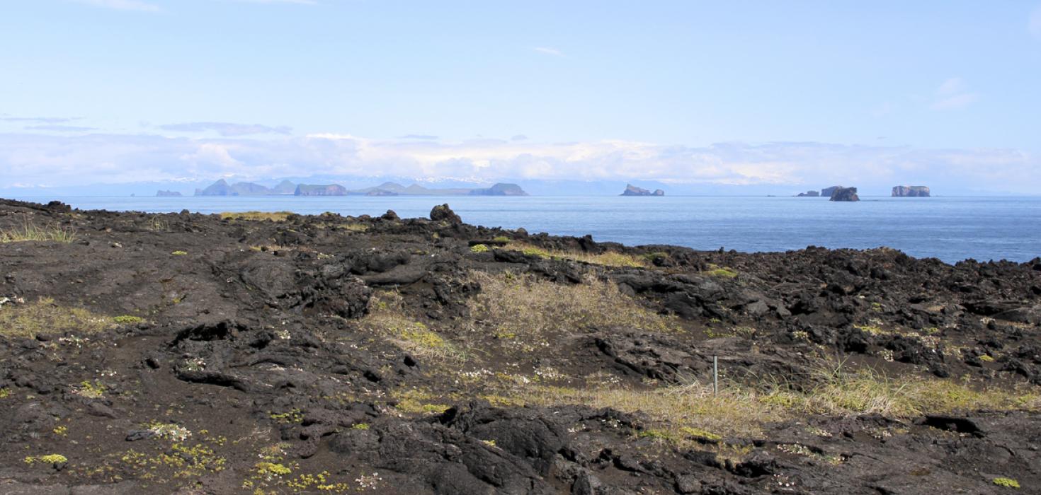 Horft frá Surtsey yfir Vestmannaeyjar