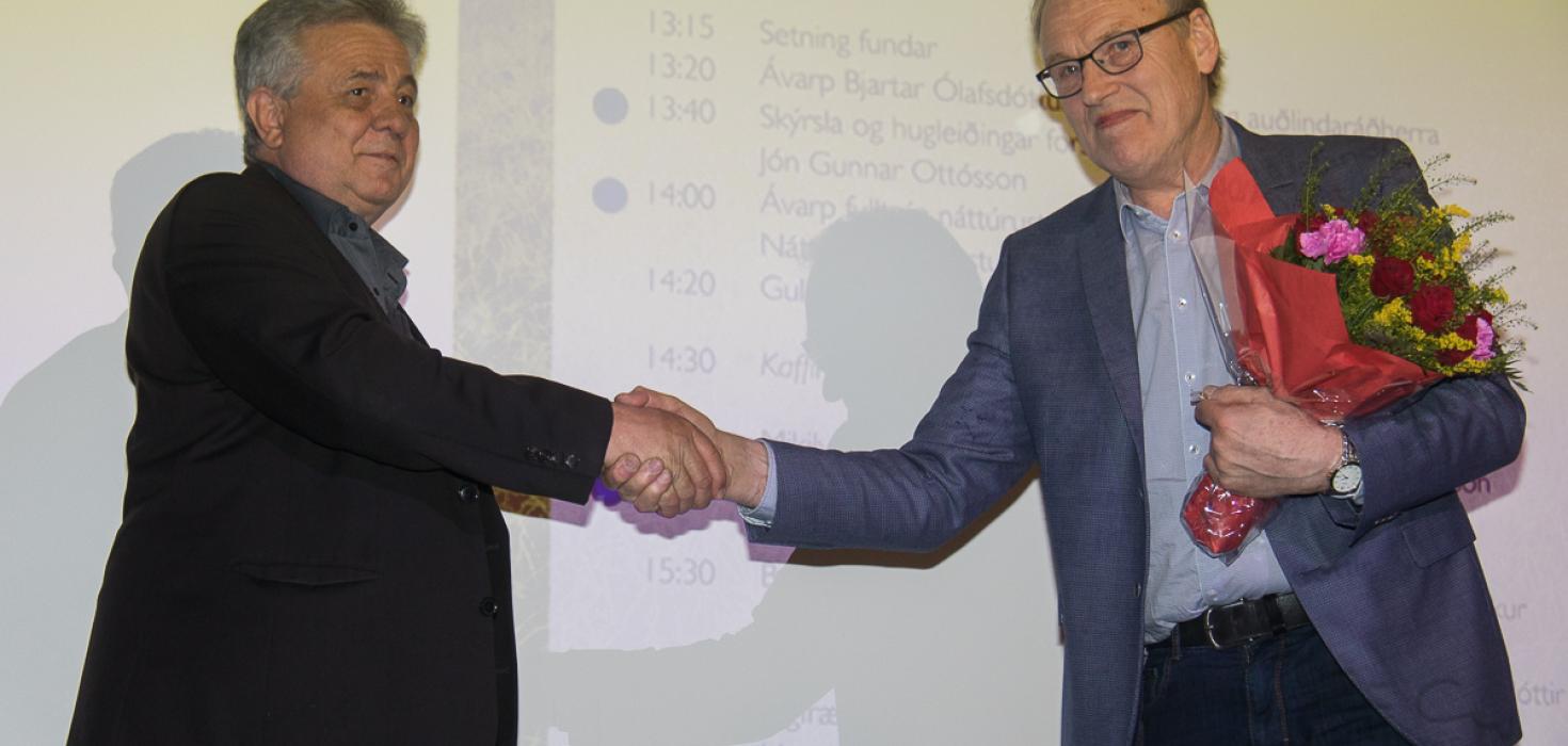 Jón Gunnar Ottósson afhendir Sigurði H. Magnússyni gullmerki Náttúrufræðistofnunar Íslands á ársfundi 2017.