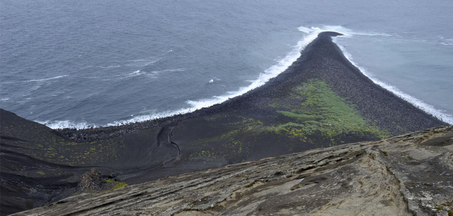 Tanginn á Surtsey 2021. Hann fer minnkandi með hverju ári.