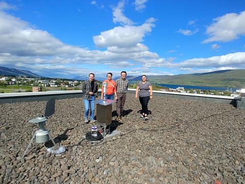 Starfsfólk Náttúrufræðistofnunar Íslands við sjálfvirka frjókornamælinn á þaki Borga við Norðurslóð á Akureyri