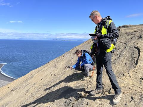 María Helga Guðmundsdóttir og Kristján Jónasson, jarðfræðingar við Náttúrufræðistofnun Íslands, mæla jarðhita í sprungum Austurbunka.