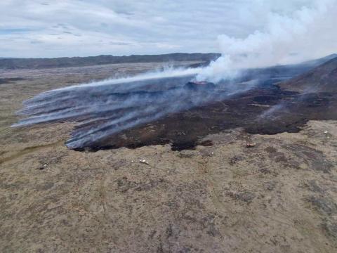 Horft yfir eldgosið við Litla-Hrút, þar sem sjá má ummerki umfangsmikilla gróðurelda