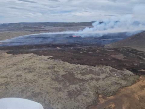 Horft yfir eldgosið við Litla-Hrút, þar sem sjá má ummerki umfangsmikilla gróðurelda