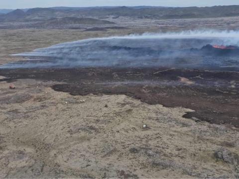 Horft yfir eldgosið við Litla-Hrút, þar sem sjá má ummerki umfangsmikilla gróðurelda
