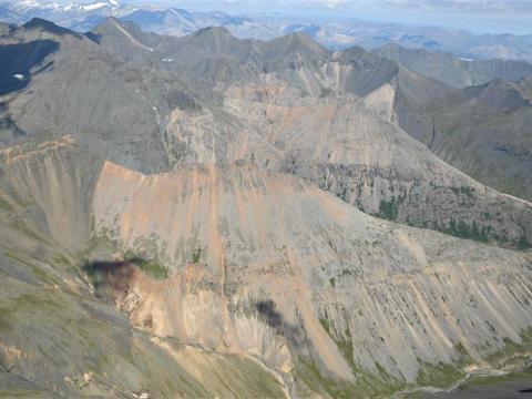 Mynd sem sýnir Kapladal (fremst), Endalausadal (í miðju) og Slaufrudal (aftast). Á miðri mynd má sjá ljóst berg sem er Slaufrudalsinnskotið. Fjöllin í innskotinu eru Mosfell og Bleikitindur.