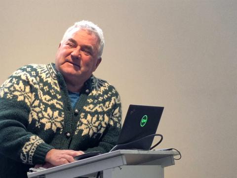 Þorvaldur Þór Björnsson flytur erindi um skráningu örnefna og fugla á eyjum og skerjum á Breiðafirði á kynningarfundi um verkefnið þann 9. apríl 2026