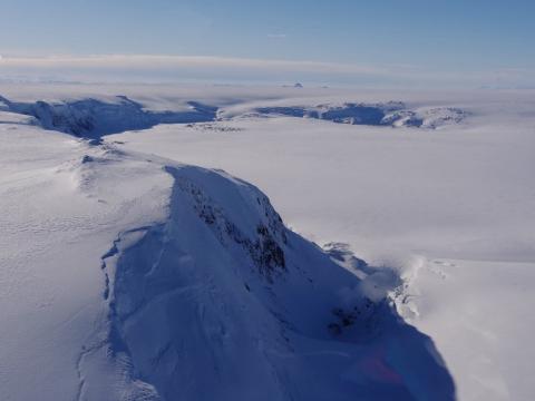 Grímsvötn í Vatnajökli í mars 2026. Í forgrunni er Eystri Svíahnúkur með skálum Jöklarannsóknafélags Íslands