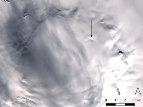 Landsat 8 gervihnattarmynd af norðvestanverðum Hofsjökli, 24. september 2013. Nýmyndaður sigketill við öskjubrúnina er auðkenndur með svartri ör.