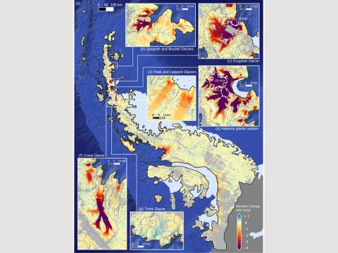 Kort sem sýnir breytingar á hæð jökulyfirborðs á Suðurskautsskaganum á árunum 2007–2021. Innfelldu myndirnar sýna nánar fimm jökulsvæði þar sem breytingarnar voru skoðaðar sérstaklega. 