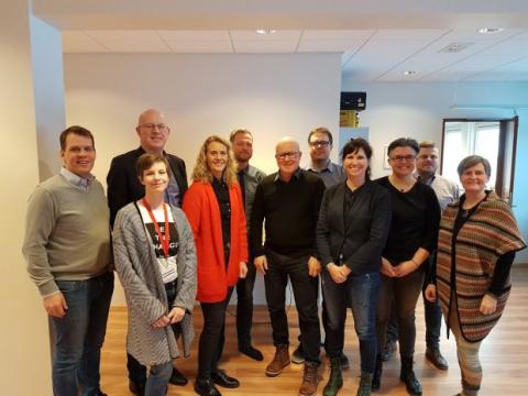  Samráðshópur Þjóðskrár Íslands og Landmælinga Íslands. Fyrir miðju eru Margrét Hauksdóttir og Magnús Guðmundsson forstjórar.