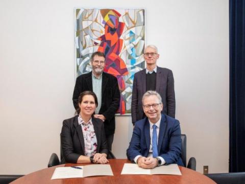  Við undirritun samningsins: Dr. Kolbeinn Árnason, sérfræðingur hjá LMÍ og HÍ, Sigurður M. Garðarsson, forseti verkfræði- og náttúruvísindasviðs HÍ, Eydís Líndal Finnbogadóttir, forstjóri LMÍ og Jón Atli Benediktsson, rektor HÍ. Myndina tók Gunnar Sverrisson.