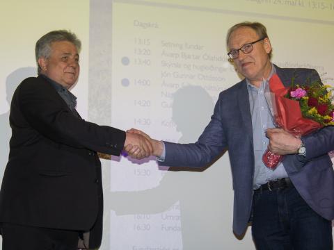 Jón Gunnar Ottósson afhendir Sigurði H. Magnússyni gullmerki Náttúrufræðistofnunar Íslands á ársfundi 2017.