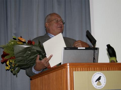 Arnþór Garðarsson prófessor við Háskóla Íslands tekur á móti heiðursviðurkenningu Náttúrufræðistofnunar Íslands