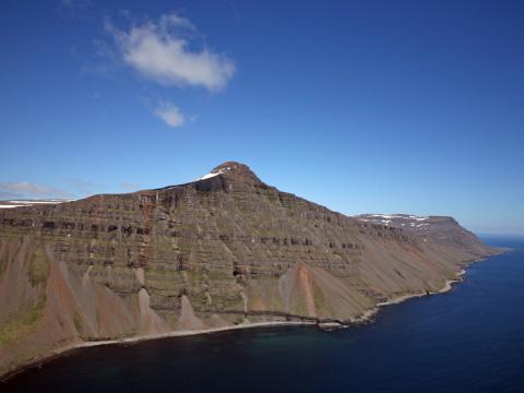 Skorarhlíðar, Stálfjall og Sigluneshlíðar (fjærst)