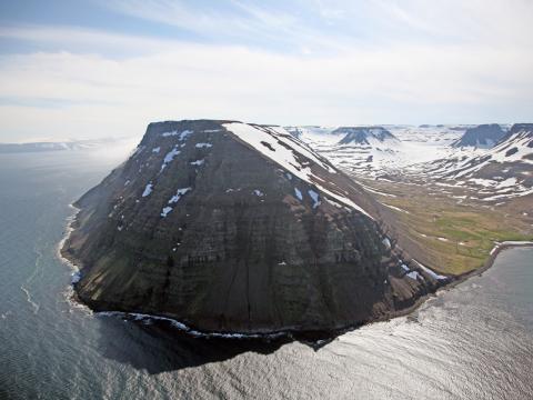 Stigahlíð, Deild (fremst) og Skálavík til hægri