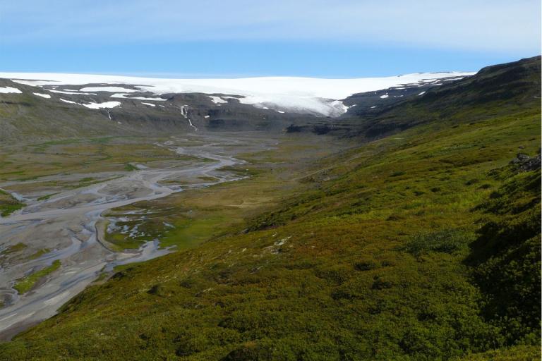 Leirufjarðarjökull, framhlaupsjökull í norðvestanverðum Drangajökli, sem skríður ofan í Leirufjörð
