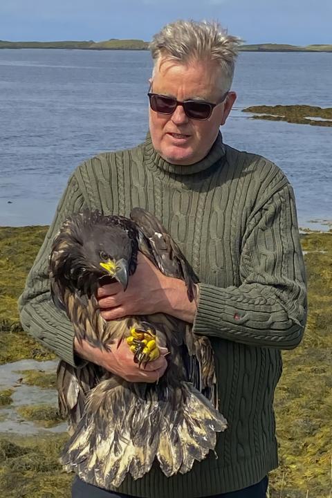Kristinn Haukur með haförn í fanginu