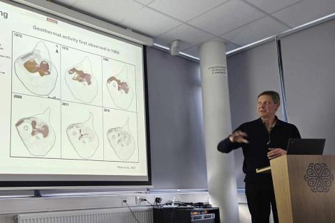 Magnús Tumi Guðmundsson, jarðeðlisfræðingur við Háskóla Íslands, flutti erindi um móbergsmyndun í Surtsey. 