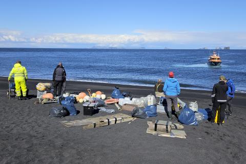 Í maíleiðangri var rusl, sem safnað hefur verið undir Pálsbæ í gegnum árin, tekið saman og flutt úr eynni.