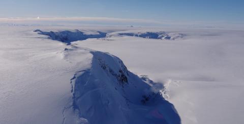 Grímsvötn í Vatnajökli í mars 2026. Í forgrunni er Eystri Svíahnúkur með skálum Jöklarannsóknafélags Íslands