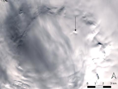 Landsat 8 gervihnattarmynd af norðvestanverðum Hofsjökli, 24. september 2013. Nýmyndaður sigketill við öskjubrúnina er auðkenndur með svartri ör.