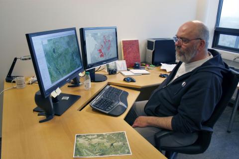 Sigurður Kristinn Guðjohnsen kortagerðamaður Sigurður Kristinn Guðjohnsen kortagerðamaður vinnur að kortlagningu lúpínusvæða