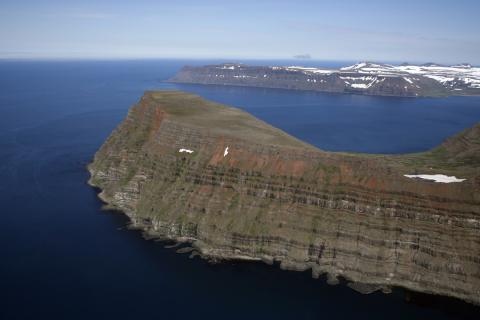 sf-v_30-graenahlid_ag.jpg Grænahlíð, Aðalvík og Straumnes í fjarska